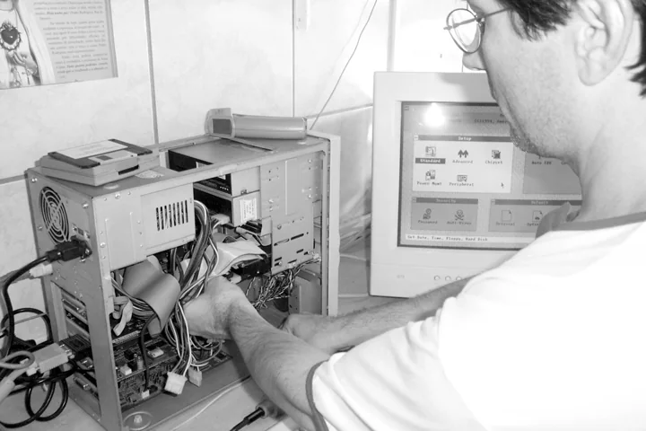 Técnico a testar um computador na bancada