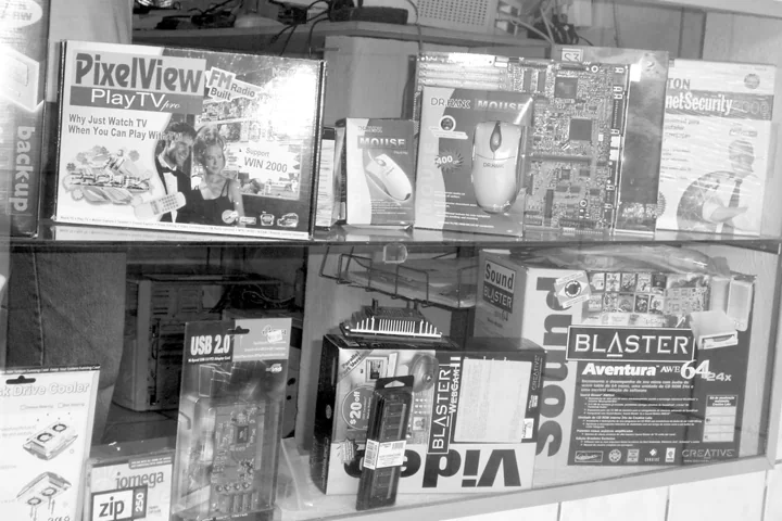 Exposição de placas e componentes na loja