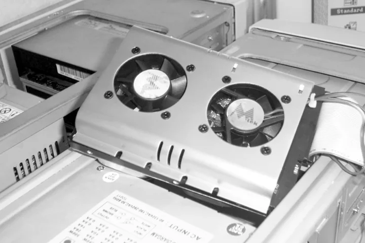 Interior de um computador em manutenção