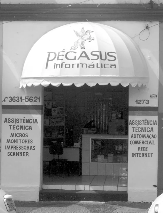 A fachada da loja Pegasus Informática no Brasil