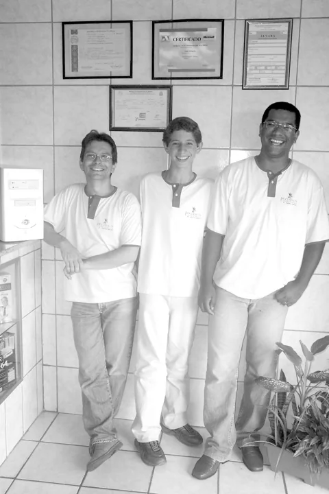 Três pessoas da equipa na loja